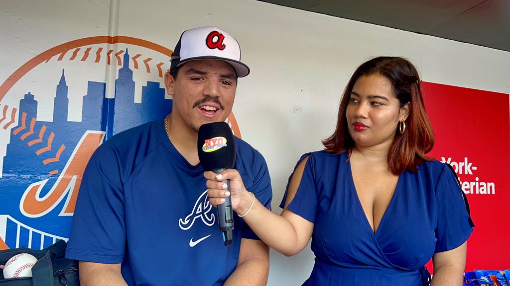 Arlenis J. Peña es captada, mientras conversa con el segunda base Nacho Álvarez en Citi Field.
