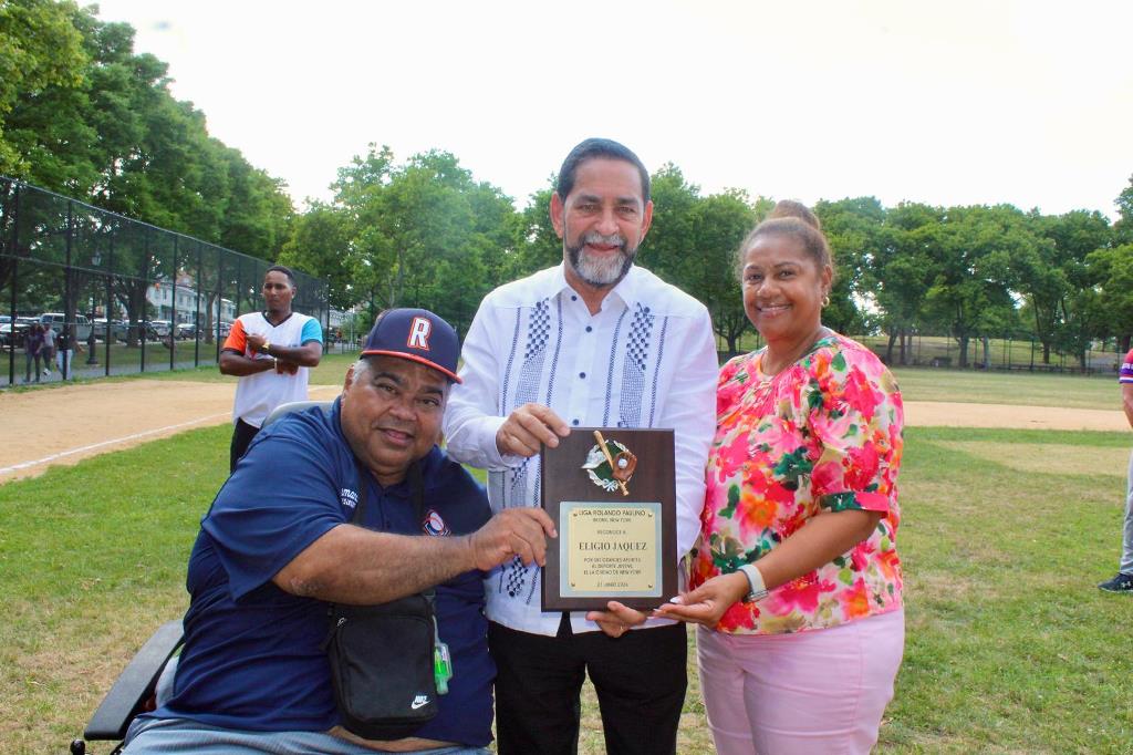 Armando Pena y Peggy Guzmán entregan placa de reconocimiento al cónsul Jáquez.