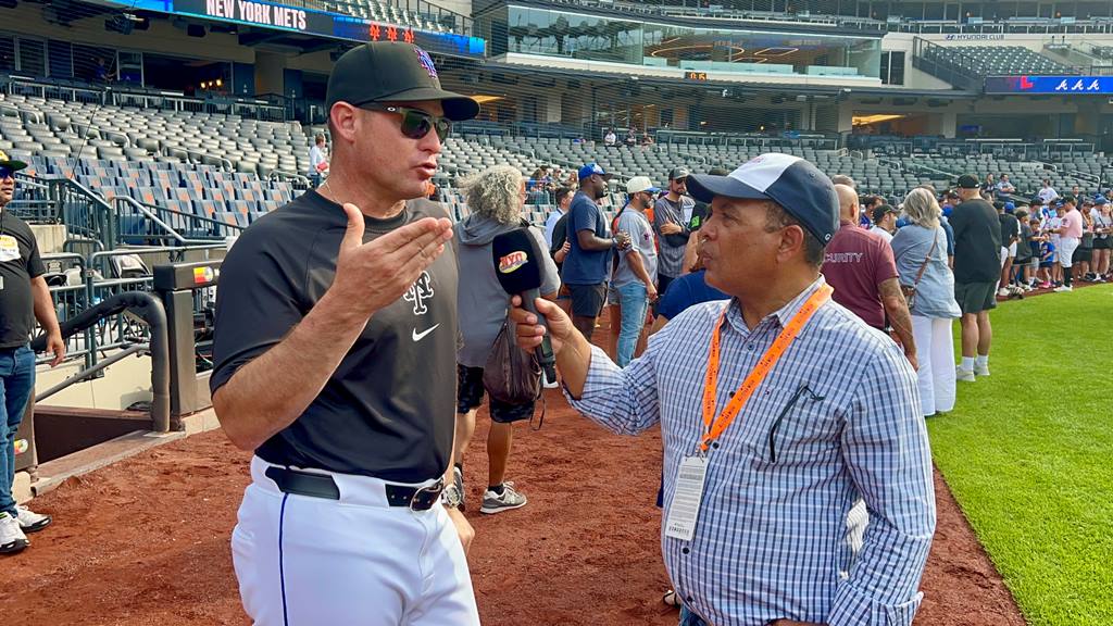 Carlos Mendoza respondiendo preguntas de Agustín Zapata en Citi Field.