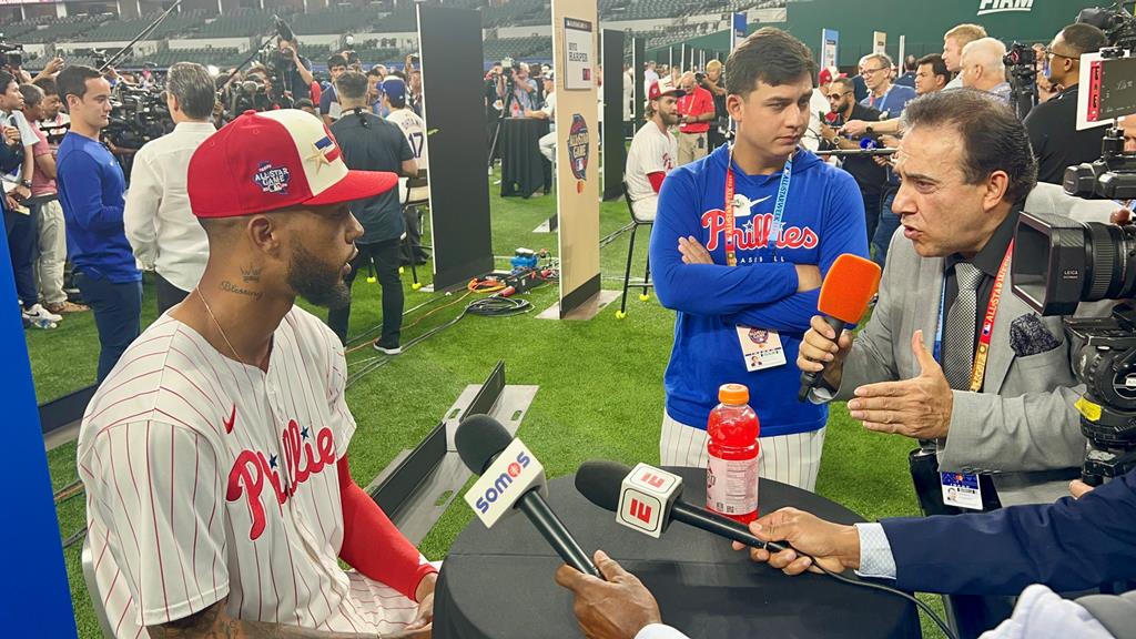 Christopher Sánchez, ofreciendo declaraciones en el Globe Life Field en Arlington, Texas, hogar de los Rangers.