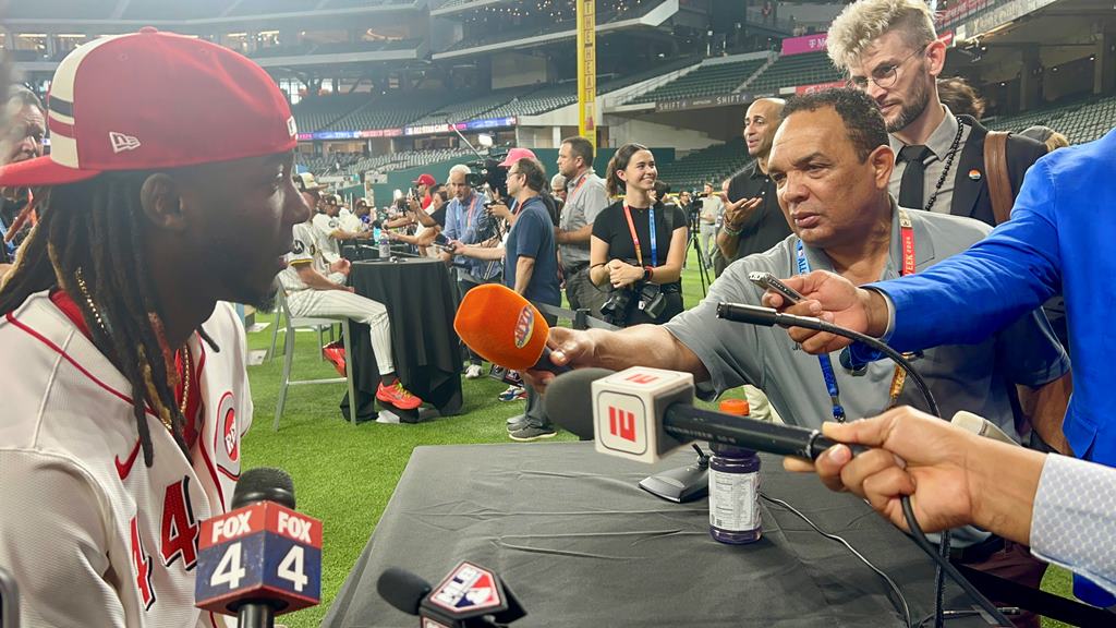 Elly de la Cruz, responde pregunta en el Globe Life Field en Arlington Texas.