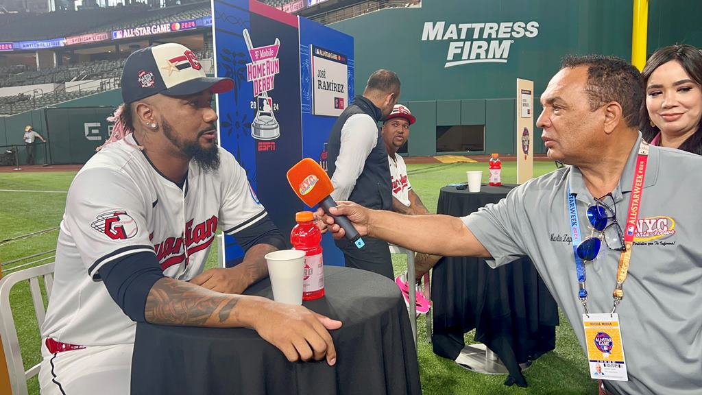 Emmanuel Clase, estelar lanzador relevista de los Guardianes de Cleveland, captado respondiendo preguntas en el Globe Life Field, hogar de los Rangers de Texas.