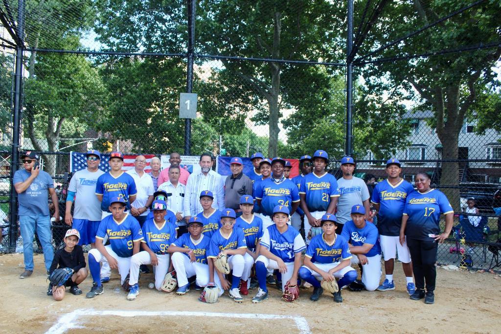 Equipo Tigers que orienta Marco Zambrano y Betty Zambrano, ganaron su compromiso