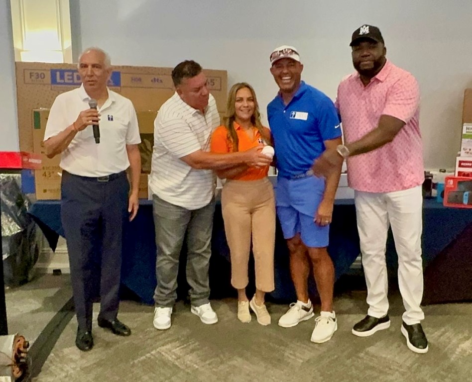 El doctor Ramón Tallaj, (izq.), destaca la humildad de los exbeisbolistas Bartolo Colón, Mariano Rivera y David Ortiz, quienes obsequiaron a Stephanie Duluc, una pelota de béisbol autografiada por ellos.