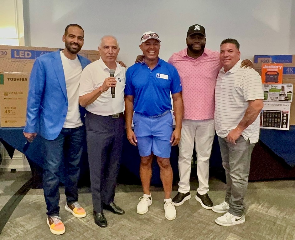 Alex Damirón, doctor Ramón Tallaj, Mariano Rivera, David Ortiz y Bartolo Colón, compartiendo.