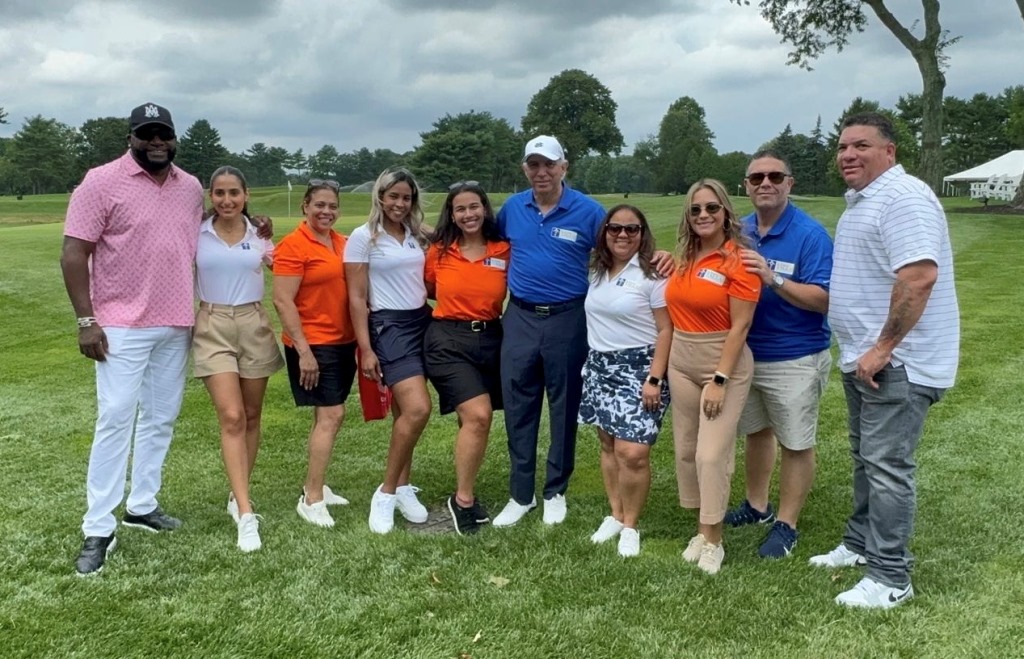 David Ortiz, doctor Ramón Tallaj y Bartolo Colón, comparten con el equipo organizador del gran evento de Golf, encabezado por Stephanie Duluc.