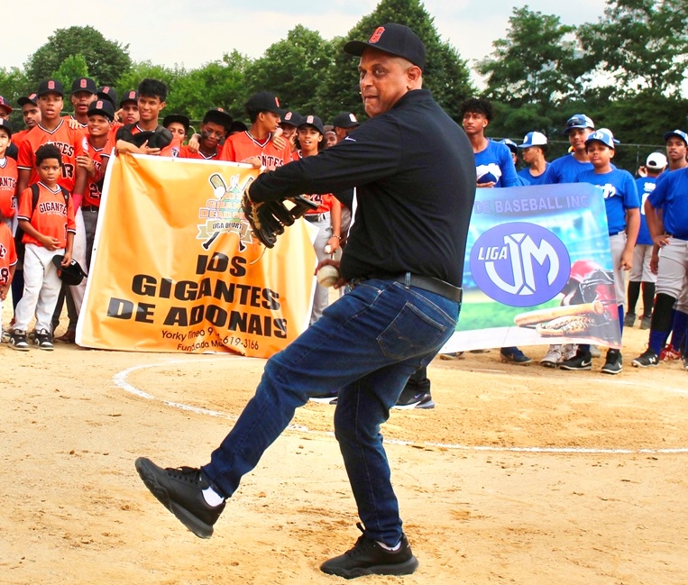 Roberto Rojas, realizó el lanzamiento de honor.