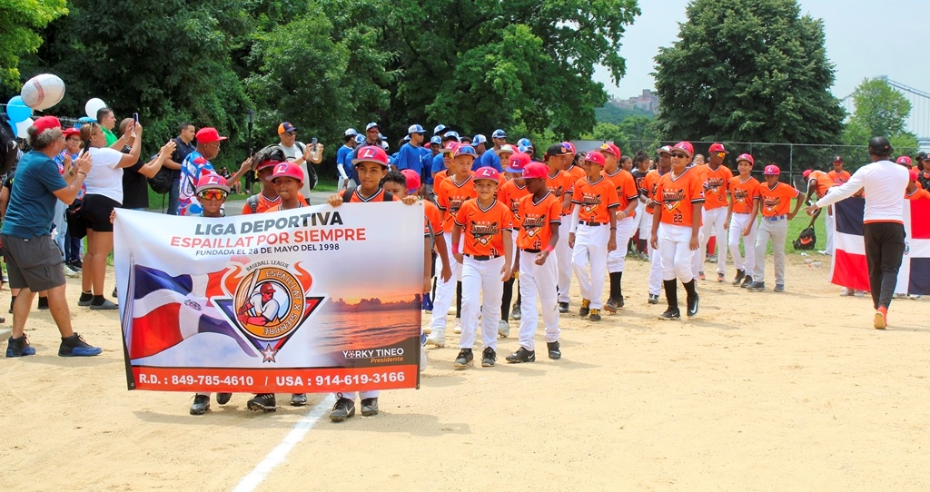 Delegación Gigantes del Espaillat (R.D.), desfilan en la ceremonia.