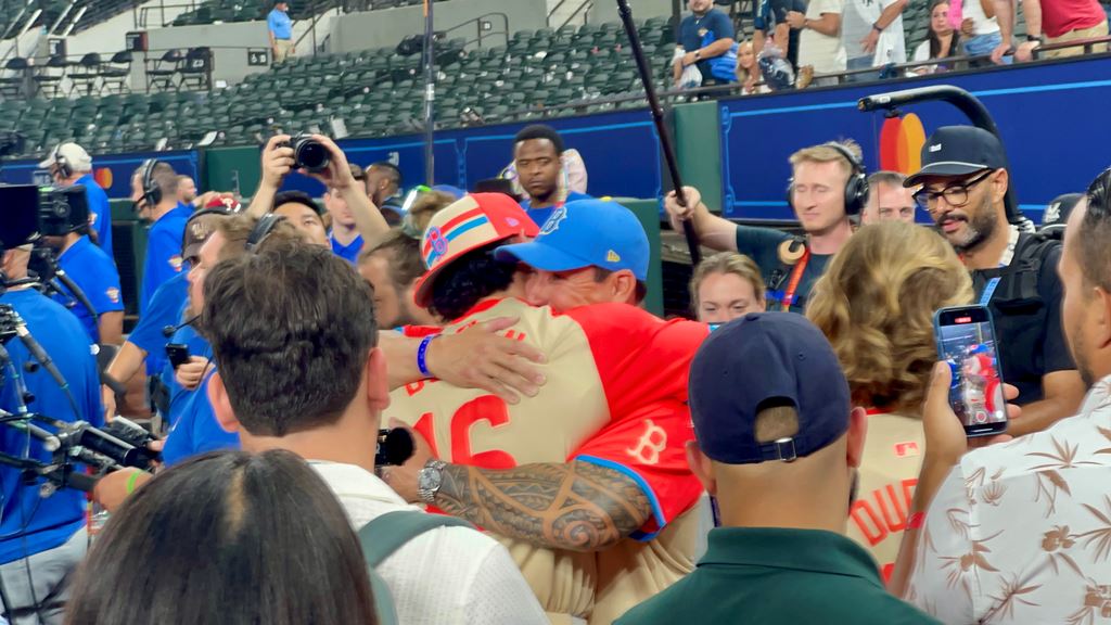 Jarren Durán, comparte con familiares y amigos en el campo del lujoso Globe Life Field, en Arlington, Texas, hogar de los Rangers.