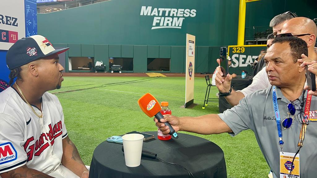 José Ramírez, responde pregunta en el Globe Life Field en Arlington Texas.
