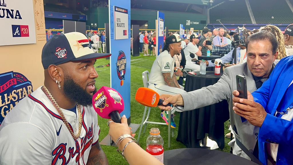 Marcell Ozuna, contestando preguntas de los periodistas en el Globe Life Field.