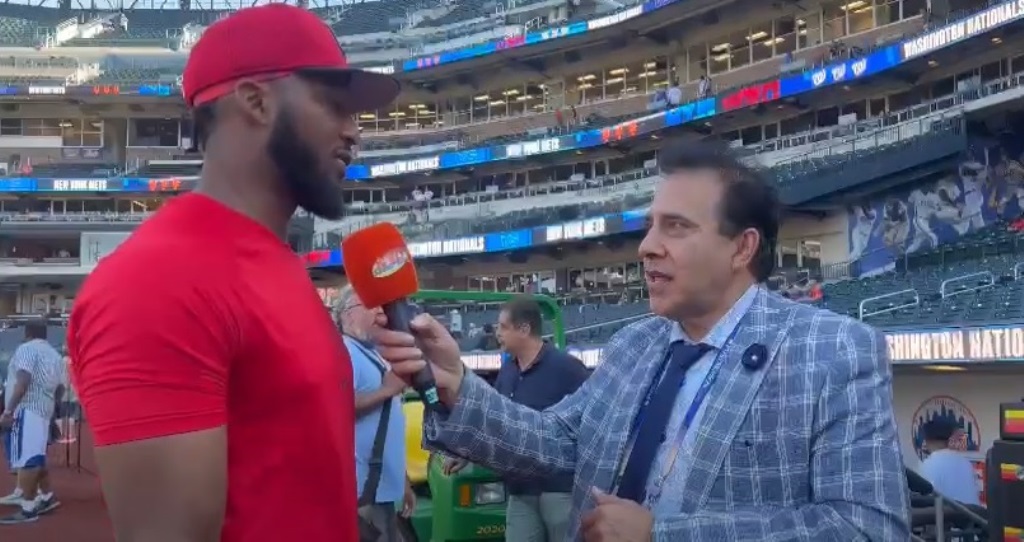 Neftali Medina, conversó con el lanzador Johan Adon en Citi Field.