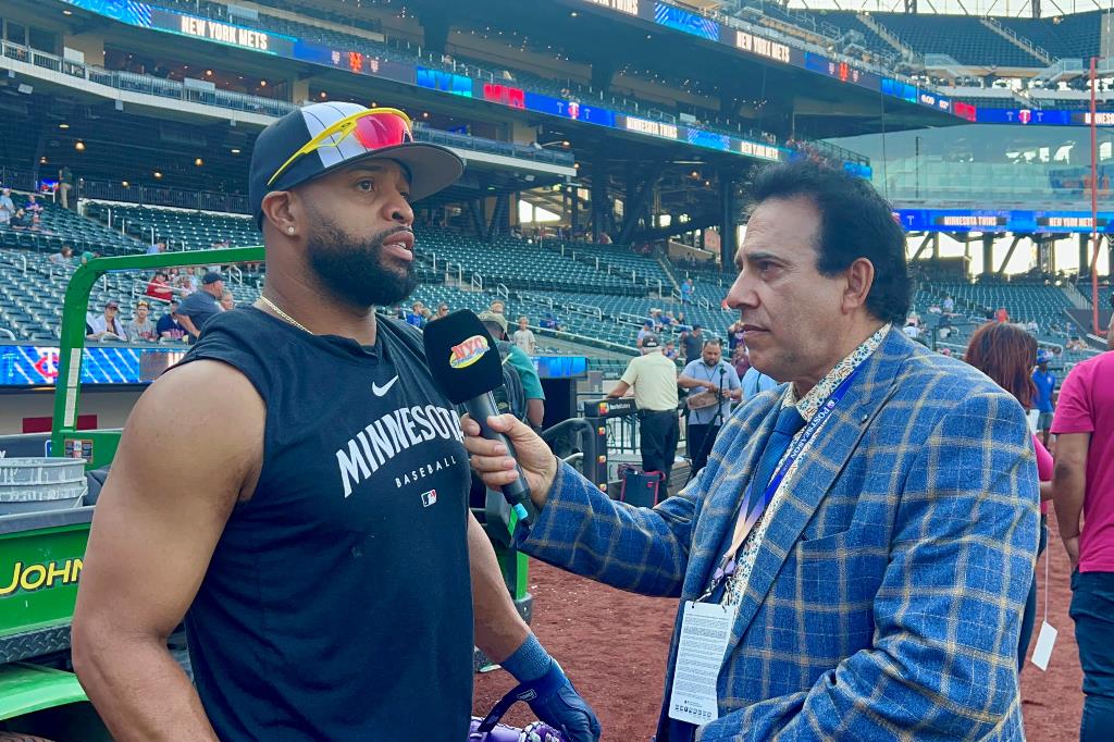 Neftalí Medina conversó con Carlos Santana en Citi Field.
