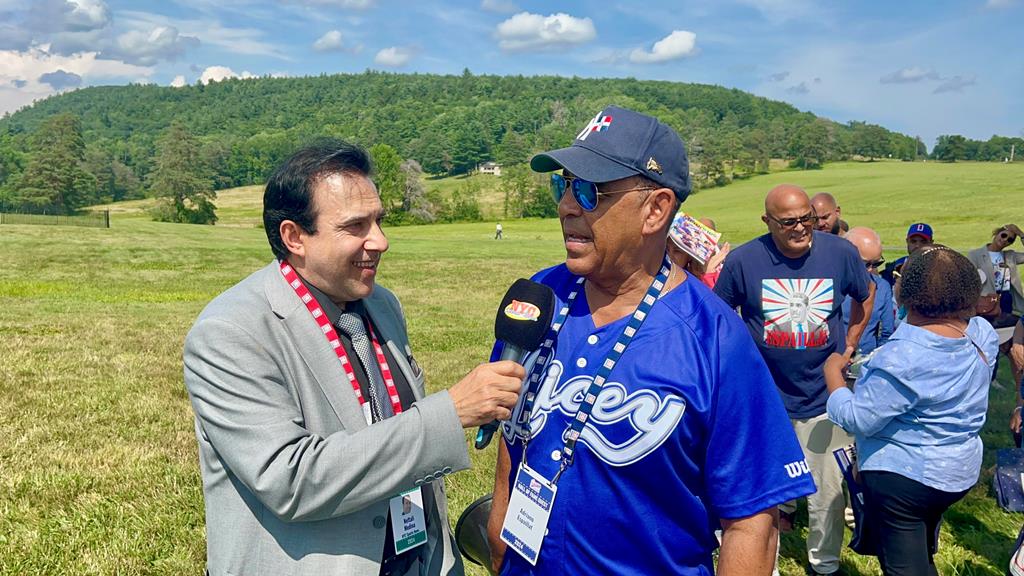 Neftalí Medina entrevista al Congresista Adriano Espaillat, quien viajó a Cooperstown, en apoyo a Adrián Beltré.
