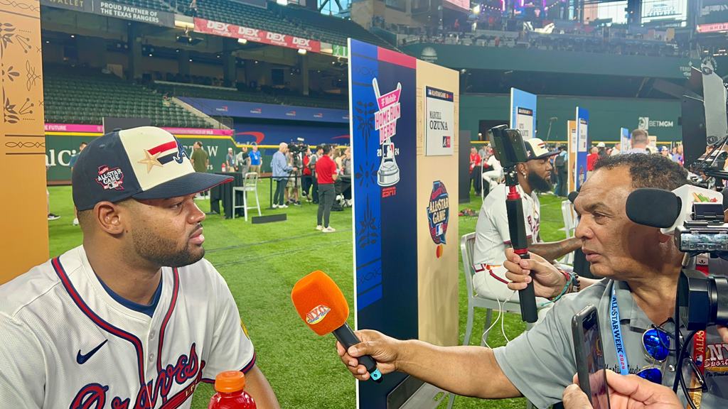Reynaldo López, estelar lanzador de los Bravos de Atlanta, captado respondiendo preguntas en el Globe Life Field, hogar de los Rangers de Texas.