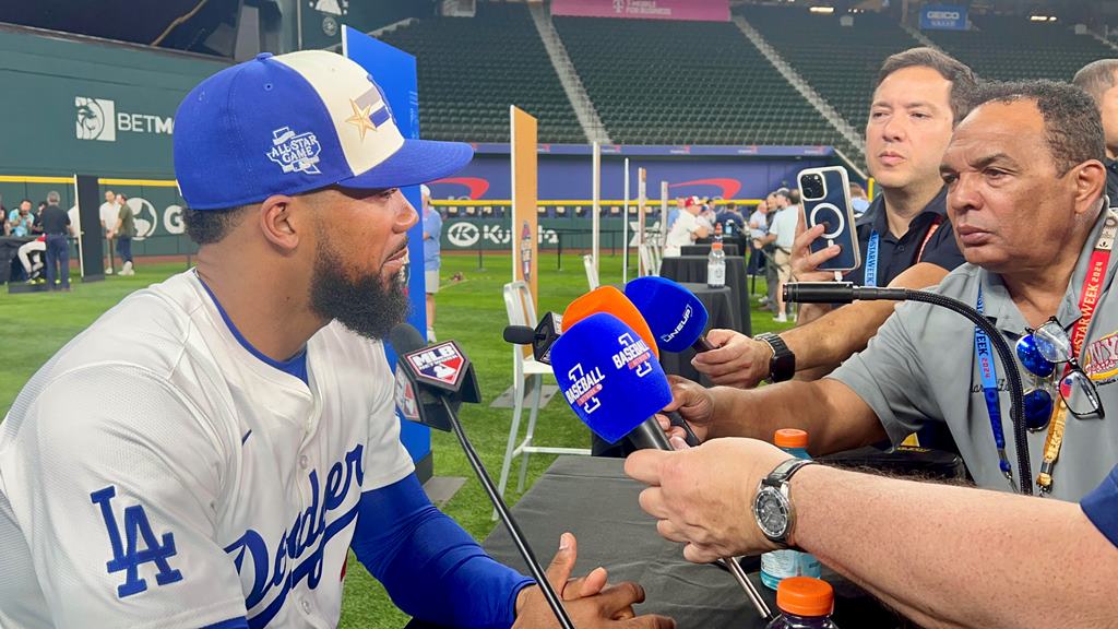 Teoscar Hernández, responde pregunta en el Globe Life Field en Arlington Texas.