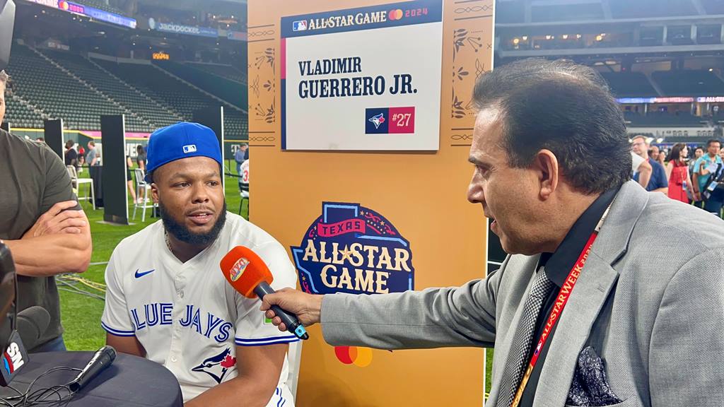 Vladimir Guerrero Jr. conversó con Neftalí Medina en el Globe Life Field en Arlington Texas.