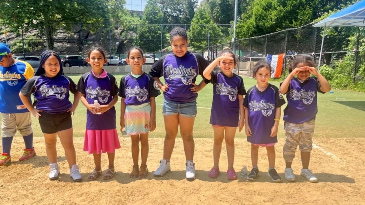 Las madrinitas de los equipos de Washington Heights Jaybie Sports Academy.
