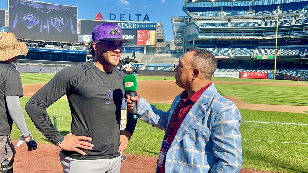 Agustín Zapata entrevista al lanzador Luis David Peralta de los Rockies de Colorado, en el Yankee Stadium.