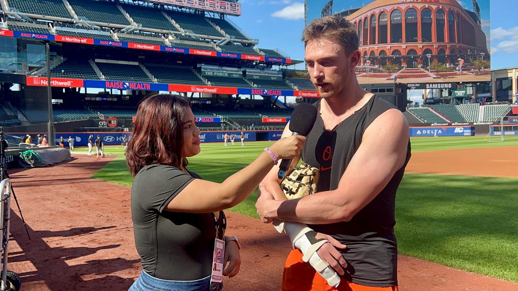 Arlenis J. Peña, conversó Jordan Westburg, de los Orioles de Baltimore, en Citi Field, hogar de los Mets de Nueva York.