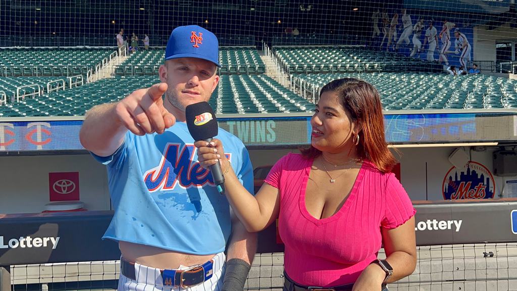 Arlenis J. Peña conversó con Harrison Bader en el Citi Field.