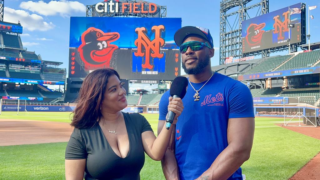 Arlenis J. Peña es captada entrevistando al jardinero dominicano de los Mets Starling Marte en Citi Field.