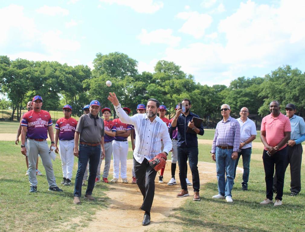 El cónsul Eligio Jáquez, realizó el lanzamiento de la primera bola en un evento internacional, organizado por la Liga Rolando Paulino.