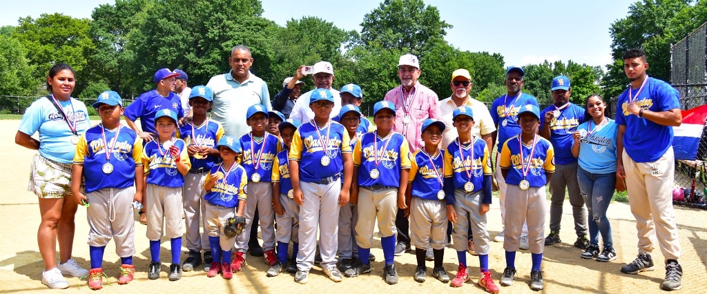 l Cónsul Jáquez, participó en una bonita ceremonia de entrega de medallas a niños peloteros en El Bronx.