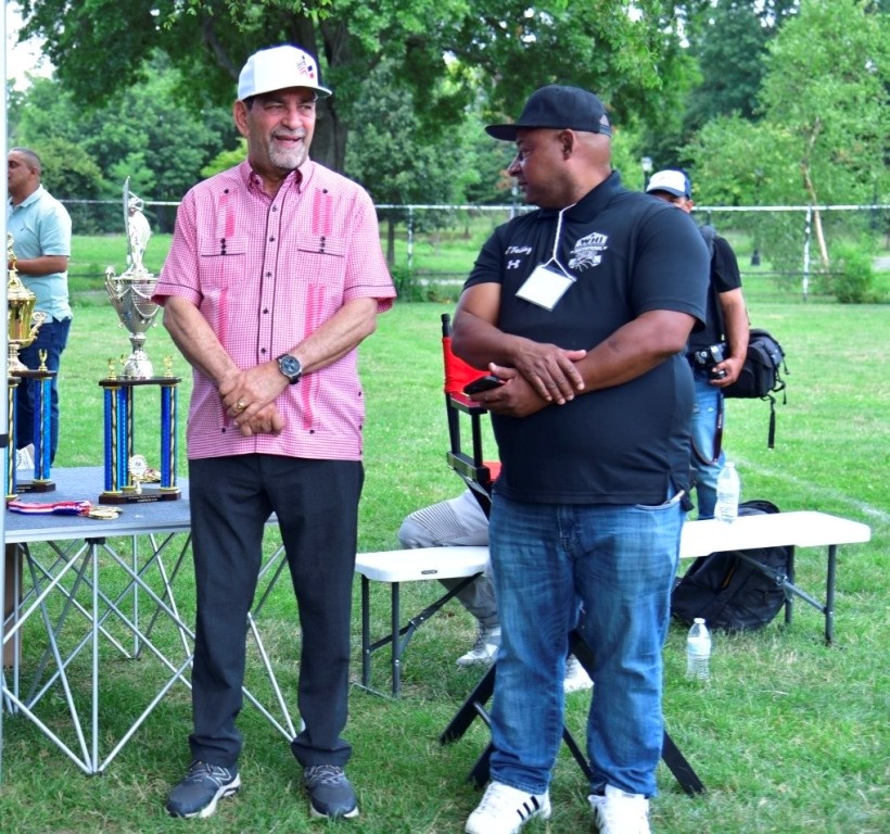 Eligio Jáquez y el dirigente deportivo José Valdez, comparten en uno de los campos de la comunidad.