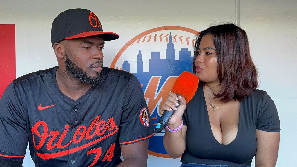 Félix Bautista, captado respondiendo preguntas de Arlenis J. Peña en Citi Field.