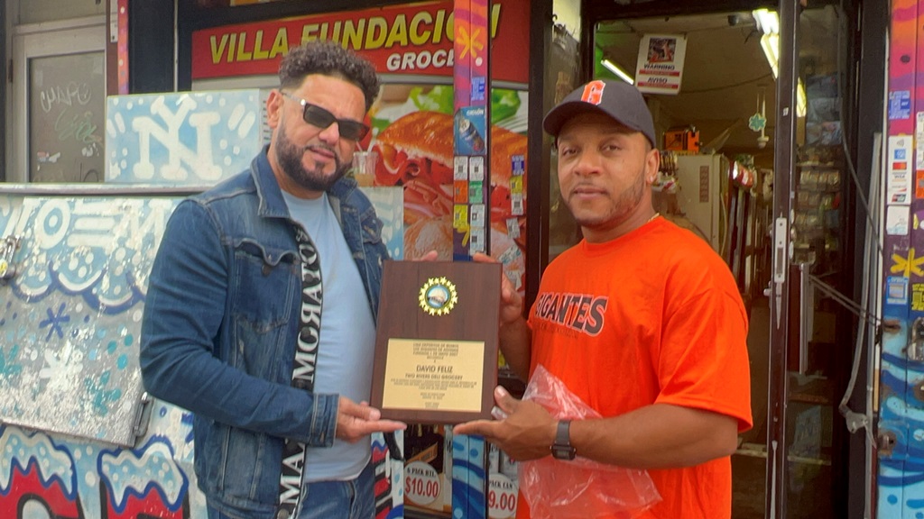 Yorki Tineo, (Izq.), distingue a David Feliz, de Two Rivers Deli Grocery, en Manhattan.