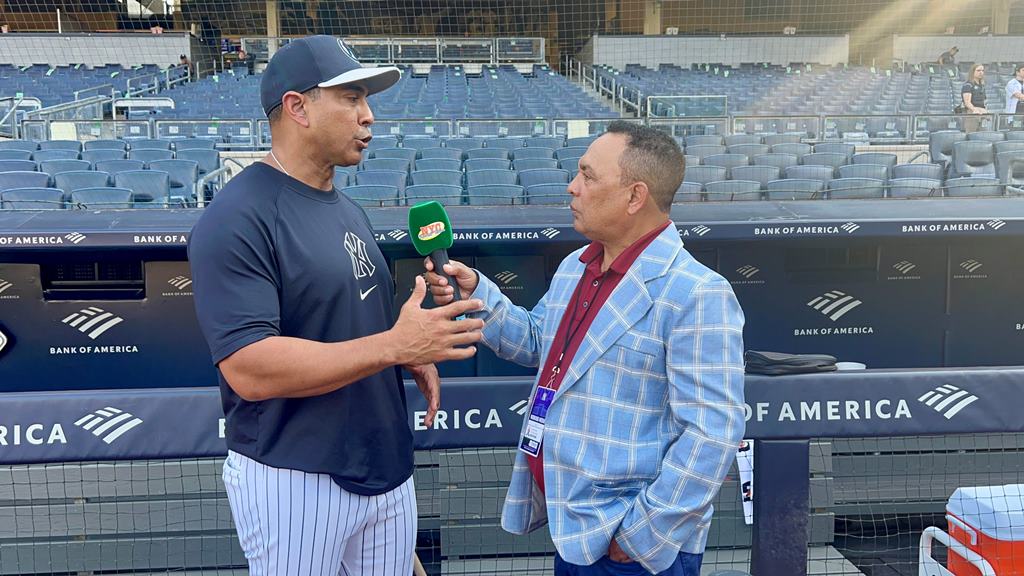 Luis Rojas responde preguntas de Agustín Zapata en el Yankee Stadium.