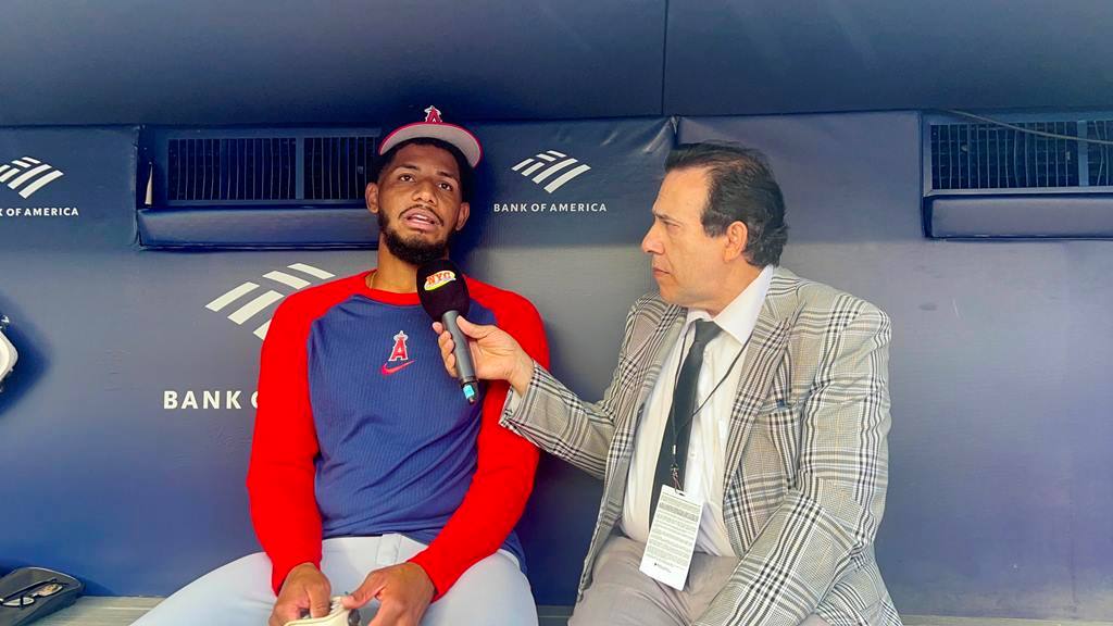 Neftalí Medina entrevista a José Marte en el Yankee Stadium.