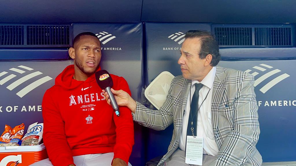 Neftalí Medina es captado dialogando con Roansy Contreras en el Yankee Stadium.