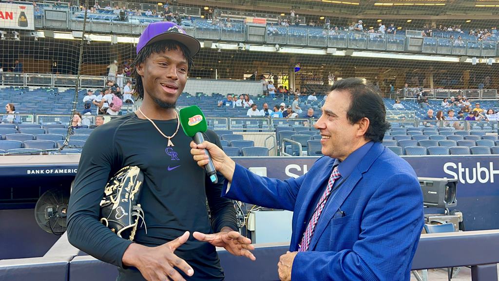 Neftalí Medina es captado en Yankee Stadium, entrevistando al joven lanzador Ángel Chivilli, de los Rockies de Colorado.