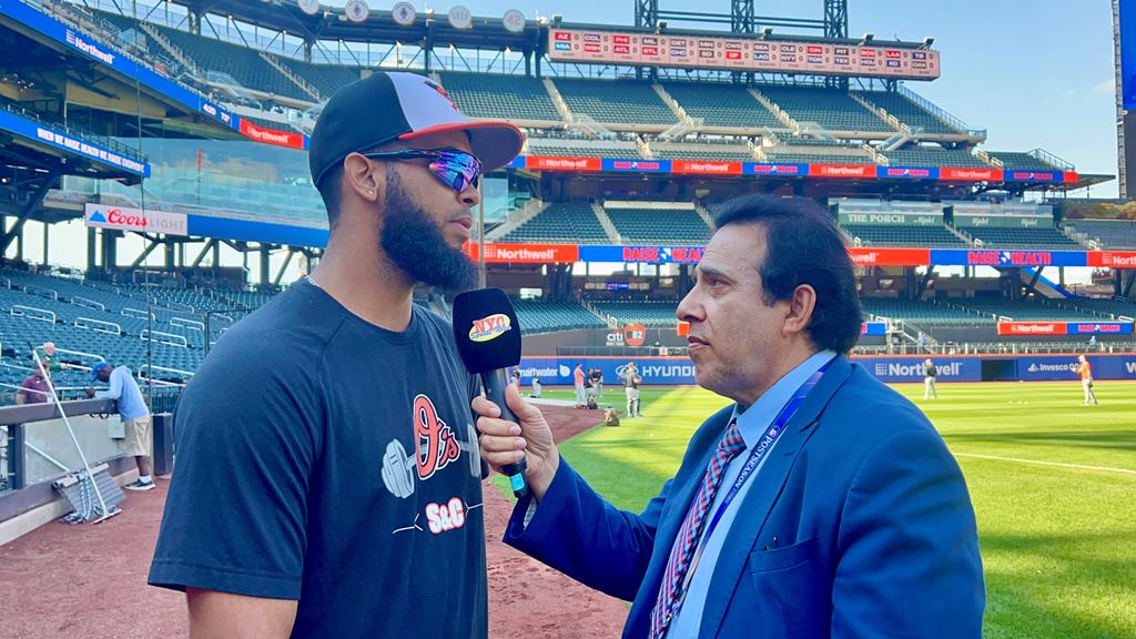 Neftalí Medina sostiene una importante conversación con Seranthony Domínguez en Citi Field.