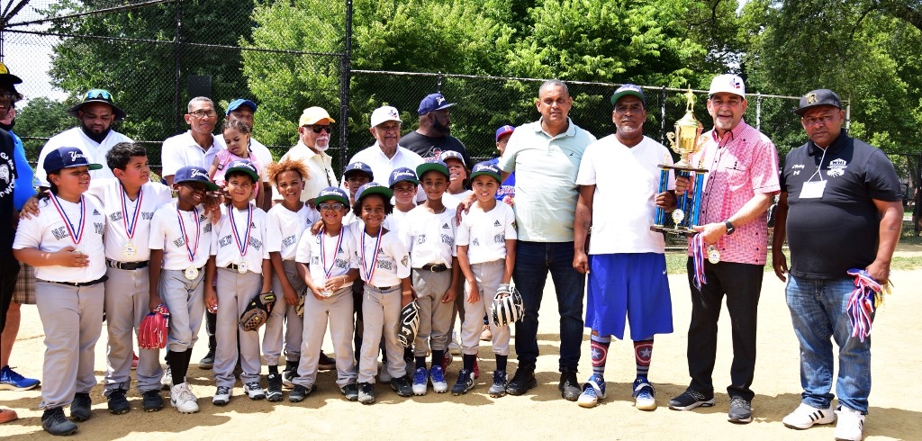 Componentes del equipo campeón Yankees U-8, son premiados por el cónsul Eligio Jáquez, el doctor Rafael Lantigua y empresario y líder comunitario Roberto Rojas.