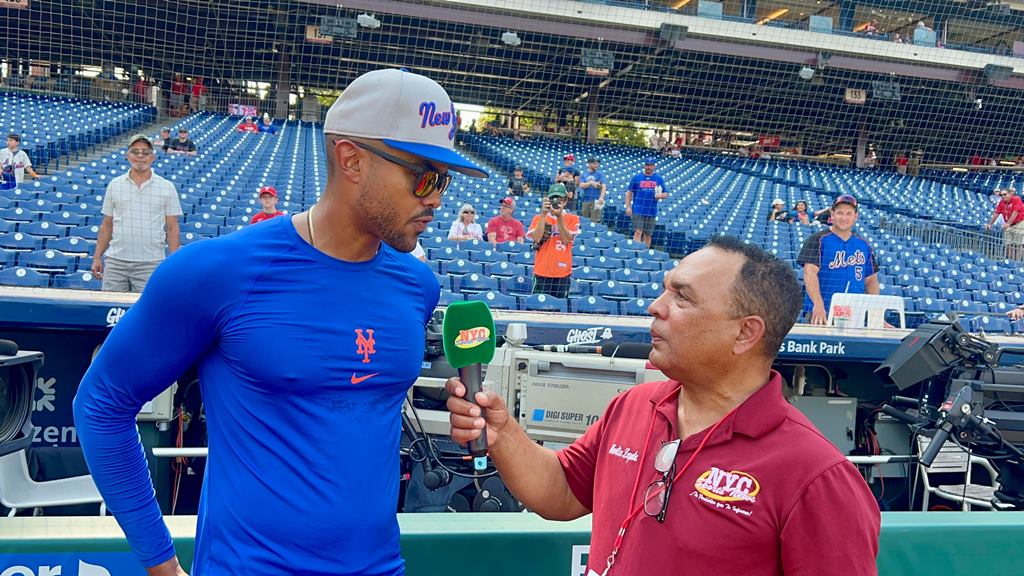 Agustín Zapata conversó con Gilbert Gómez en el Citizens Bank Park en Filadelfia.
