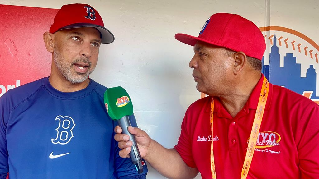 Agustín Zapata entrevistó a Alex Cora en el estadio de los Mets de Nueva York, Citi Field.