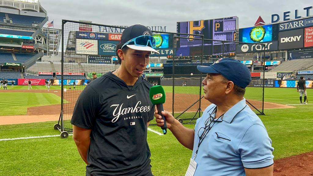 Agustín Zapata, es captado conversando con Oswaldo Cabrera en el Yankee Stadium.