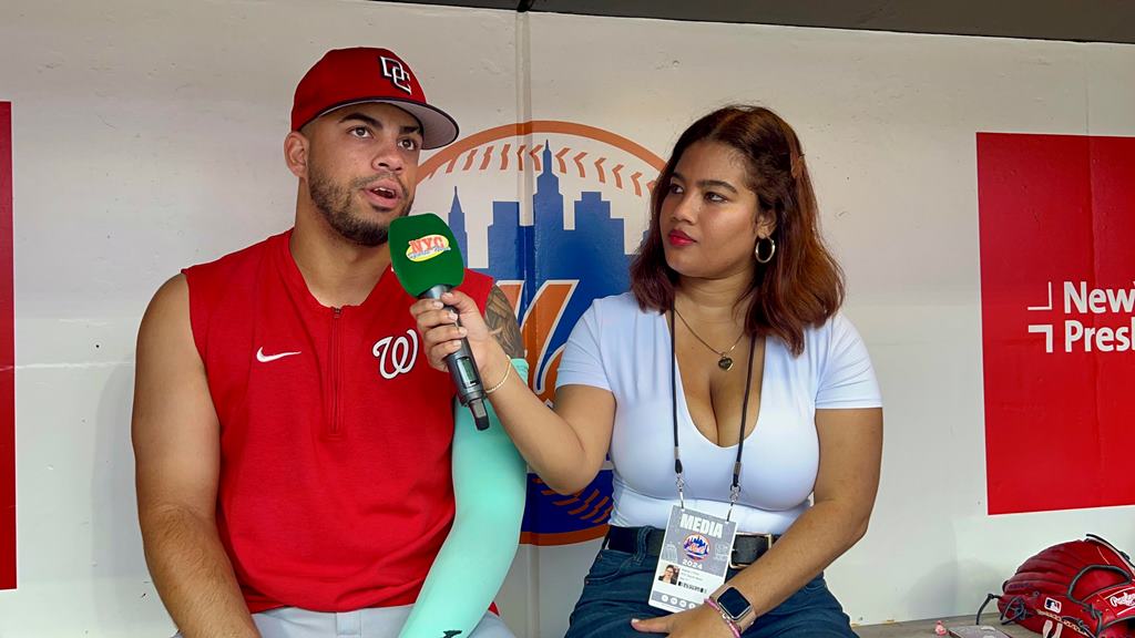 Arlenis J. Peña, captada conversando con Lui García Jr., en Citi Field.