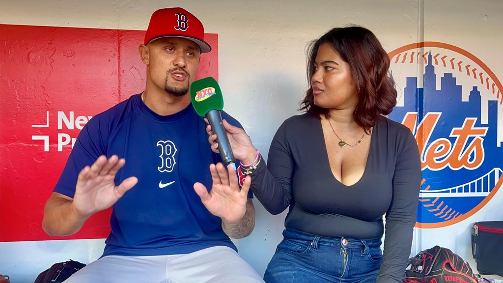 Arlenis J. Peña, captada conversando con con el lanzador zurdo Brennan Bernardino de los Red Sox, en Citi Field.