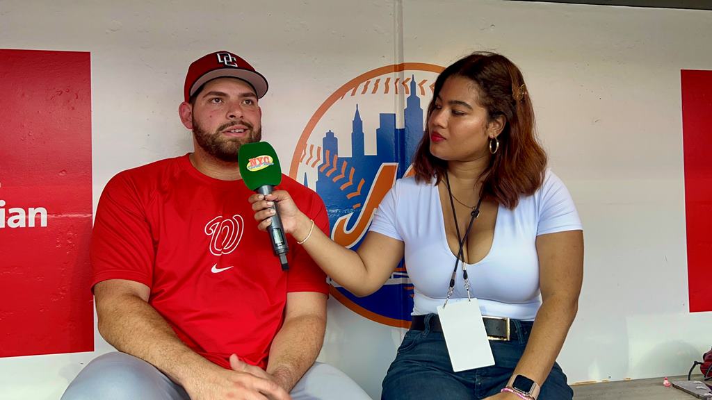 Arlenis J. Peña, conversa con el jugador Juan Yépez de los Nacionales en Citi Field en Nueva York.