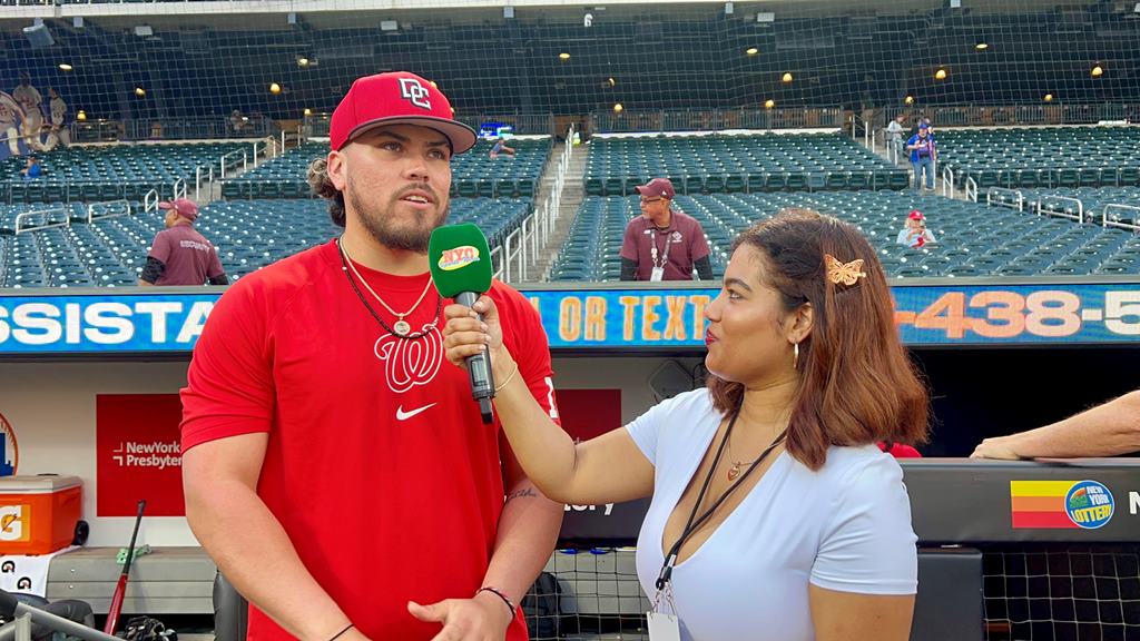 Arlenis J. Peña es captada en el momento que entrevista al venezolano Andrés Chaparro en el Citi Field.