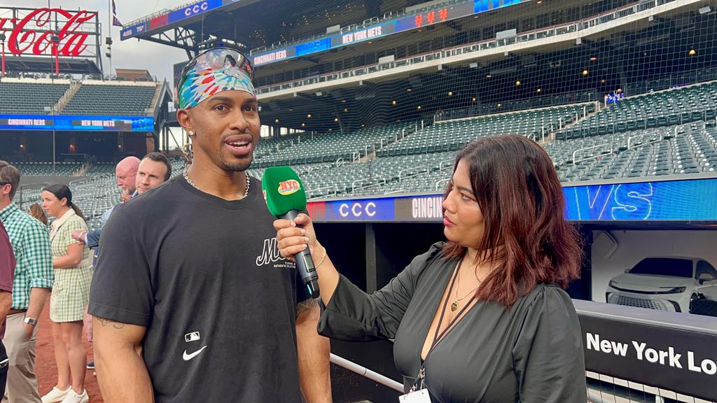 Arlenis J. Peña, es captada entrevistando a Francisco Lindor en la casa de los Mets