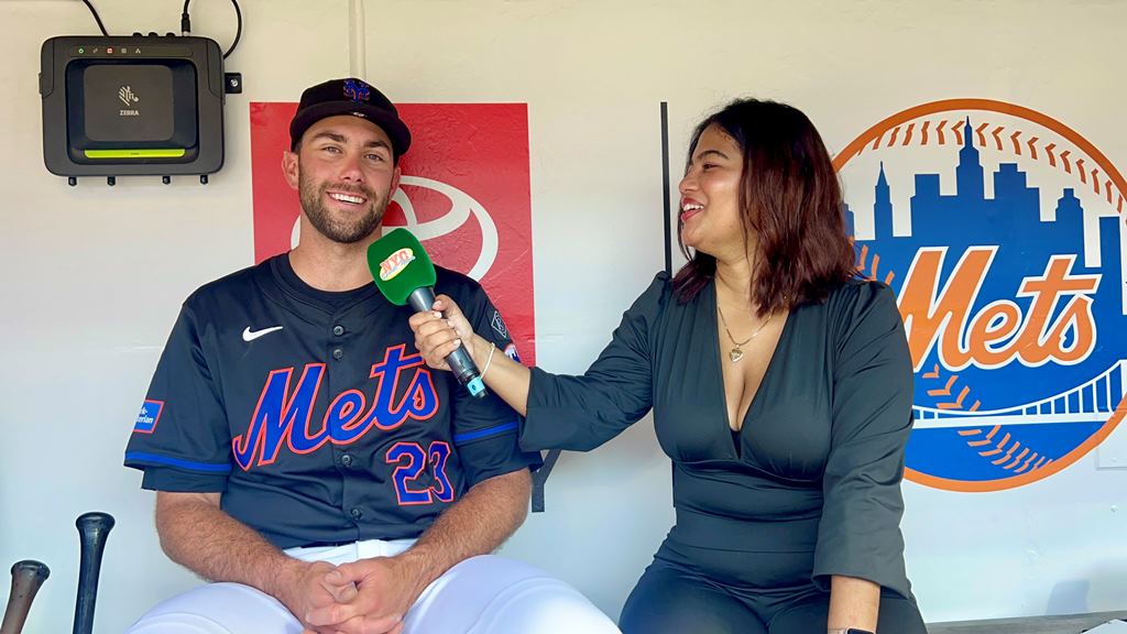 Arlenis captada entrevistando al estadounidense lanzador zurdo David Peterson , en el dogout de los Mets en Citi Field.