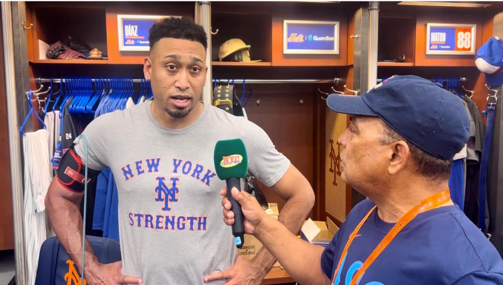 Edwin Díaz, respondiendo preguntas, incluyendo de Agustín Zapata en el clubhouse de los Mets, en Citi Field.