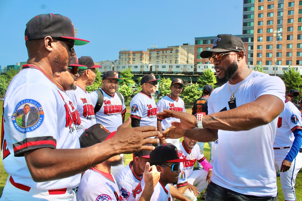 El estelar jugador de los Mets de Nueva York, Starling Marte, saludas a partes de los jugadores participantes en el clásico softbolístico.