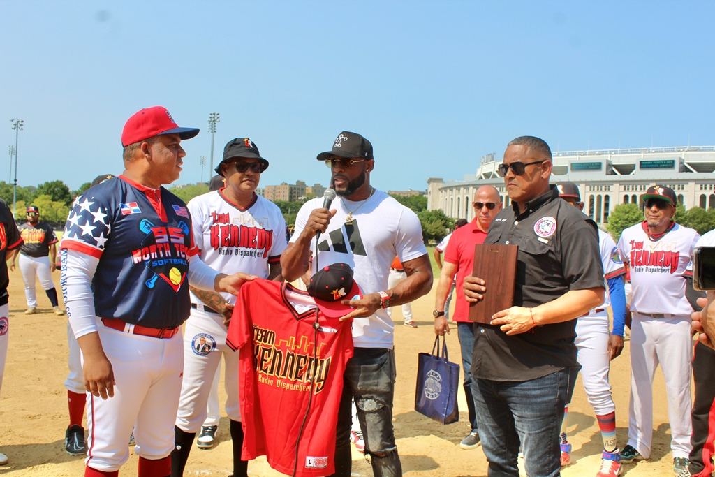 Starling Marte, agradece la dedicación del Clásico de Sóftbol a su nombre, al momento que recibe una camiseta de Kennedy Car Service.