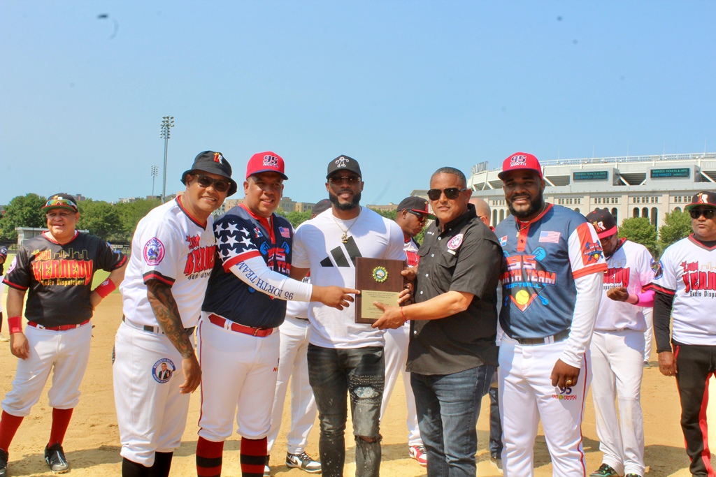 Roberto Rojas, acompañado de otros deportistas, reconoce la trayectoria de Starling Marte, como pelotero de las Grandes Ligas.